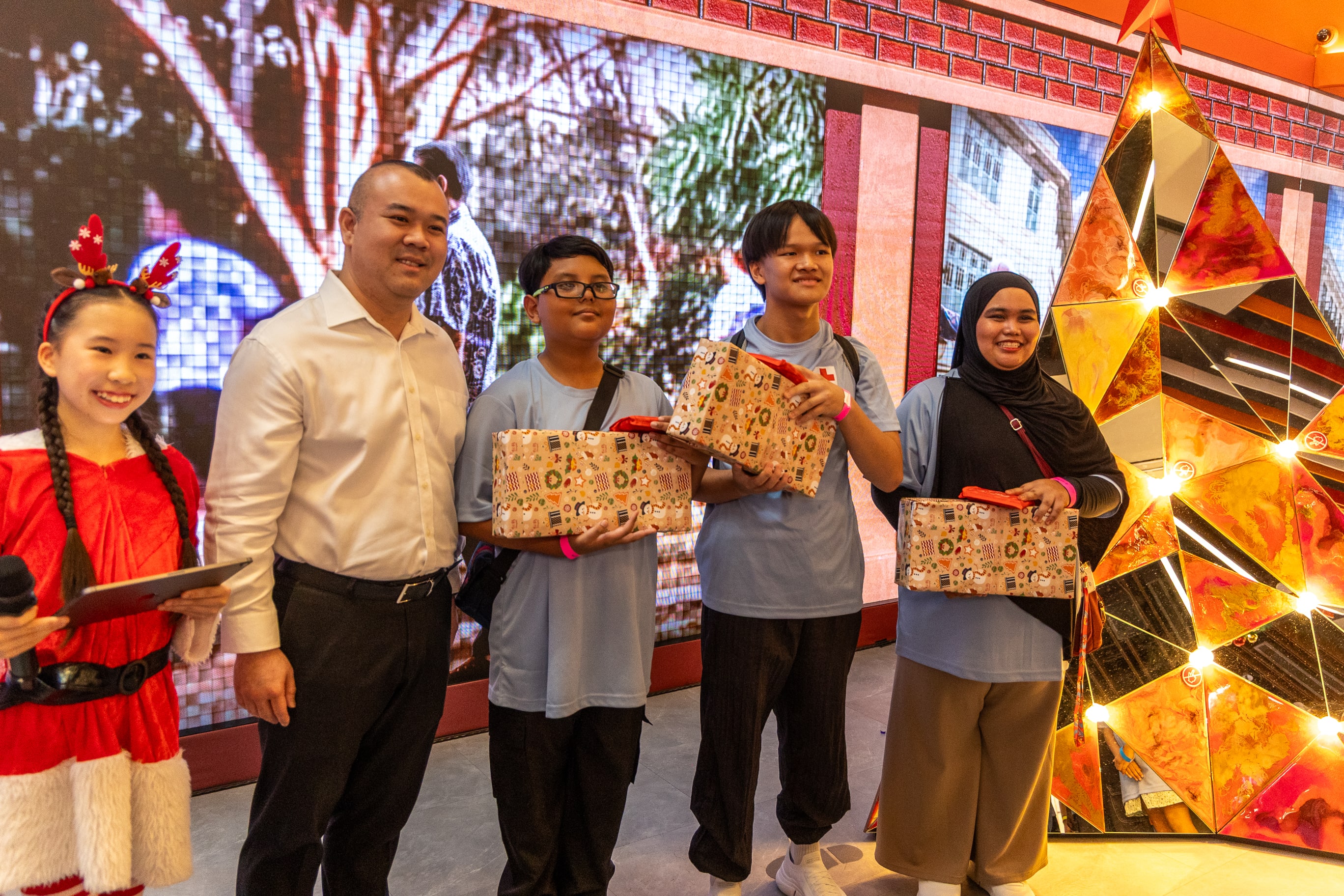 Singapore Red Cross Young Hearts 60 Lights Fundraiser 5